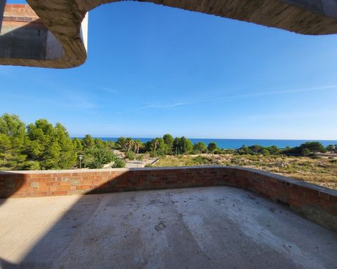 Drei Grundstücke direkt am Strand in der Urbanisation Marina Sant Jordi in La Ametlla de Mar Jedes Grundstück verfügt über eine Stahlbetonkonstruktion für die eventuelle Schaffung einer freistehenden Villa mit 68768 m² Wohnfläche oder zweier Doppelha...