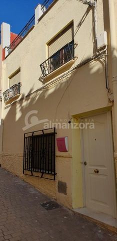 Une maison de ville de deux étages à vendre dans le bourg animé d’Albox ici dans la province d’Almeria.La propriété a au rez-de-chaussée, une chambre à lits, un salon, une cuisine avec portes-fenêtres menant à un patio et une salle de bain avec cabin...