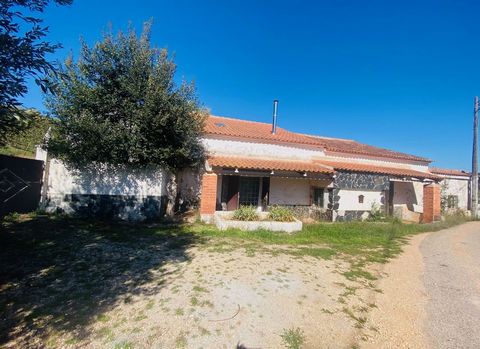 Property with ruin and land in Landal, Caldas da Rainha. Old buildings described as an olive oil mill and warehouse and land of 797sqm. This property has several features and aspects that make it very attractive, whether you want to turn it into your...