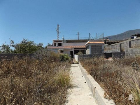 Property aimed at a professional/investor profile. Detached house on rustic land located in the municipality of Güímar, province of Santa Cruz de Tenerife. Raw construction on a ground floor and semi-basement with a constructed area of ​​363.99 m2 on...