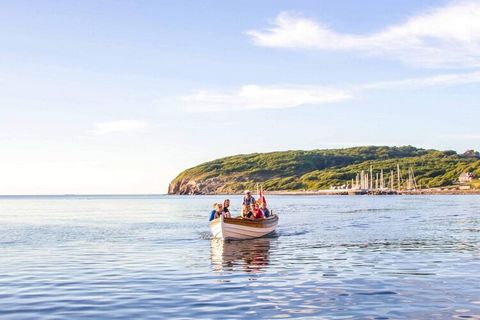 Ferienpark am Meer und Strand in Sandkås Entlang der Küstenstraße zwischen Bornholms beliebten Städten Gudhjem und Allinge liegt die Stadt Sandkås und der Ferienpark Abildgård. Hier können Sie auf den Spuren des deutschen Kunsthändlers Herbert von Gr...