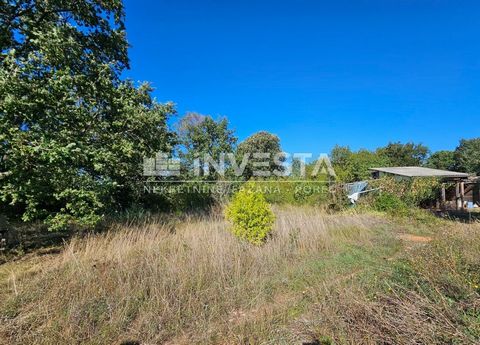 Agricultural land for sale in Fažana, 565 m2 with a share in the access road. There is a beautiful old olive tree, 3 oaks, an almond and a pomegranate on the land. The distance from the center of Fažana is 1.7 km.