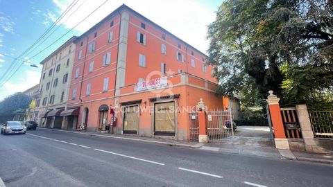 Bologna - Margherita Gardens Adjacency Via Castiglione 71 m2 - Three-room apartment - New business In the immediate vicinity of Porta Castiglione, a 71 m2 apartment is for sale, undergoing complete renovation. It is located on the first floor, with e...
