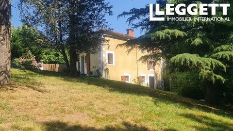 A11793 - This property is located in the commune of La Caillère-Saint-Hilaire, a rural commune of 1100 inhabitants. Nearby shops, bakery, butcher's shop, restaurant, post office. Located 10 minutes from Chantonnay, a town of human size with all shops...