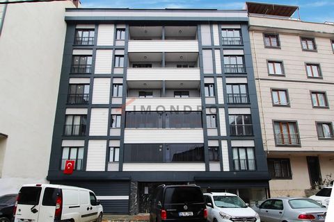 Het appartement te koop is gelegen in Eyup. Eyüp is een district aan de Europese kant van Istanbul, Turkije. Het staat bekend om zijn historische en religieuze belang, aangezien het de plaats is van het graf van Abu Ayyub al-Ansari, de metgezel van d...