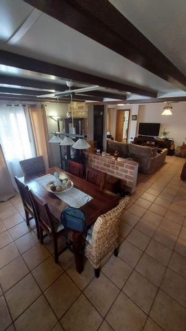 CasasSancho presents THIS FANTASTIC VILLA: CORNER, COMFORTABLE AND WARM. UNBEATABLE LOCATION. It is a chalet, where the visitor perceives good sensations, since it is decorated with a lot of charm and a lot of love. We access the entrance of the vill...
