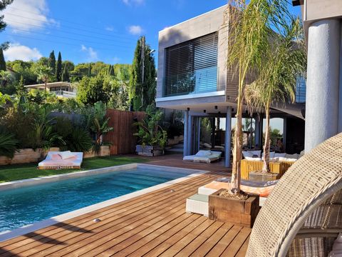 Bandol, between Marseille and Toulon, just 4 hours from Paris, in the Escourche district, come and discover this magnificent contemporary villa with a sea view, well appointed and finishes to a high standard. We love its unique architecture, sitting ...