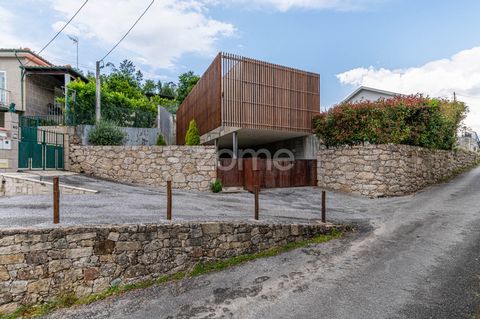 Identificação do imóvel: ZMPT558121 Casa de 3 quartos em Valdreu Casa semi-nova construída com betão num terreno de 350m2. Composto por: Térreo: Sala de estar; Despensa; Banheiro com ducha; 1º andar: Sala de estar em plano aberto e cozinha equipada c...