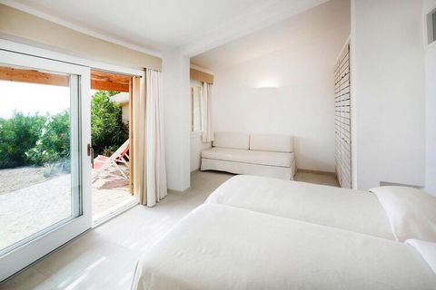 Elegante vakantievilla's in een fantastisch mooi resort met panoramisch uitzicht op Isola Rossa en de Golf van Asinara. Breng een onvergetelijke vakantie aan zee door en geniet van uw privacy in de villa's gecombineerd met de diensten van een hotel. ...