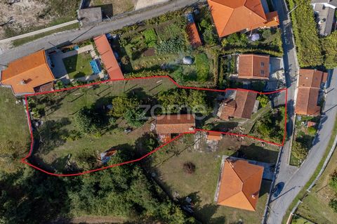 Identificação do imóvel: ZMPT561866 In the friendly parish of Serzedelo, in Póvoa de Lanhoso, with an area of 10.75km2 and 738 inhabitants, I present the following: -Two bedroom house to restore, set in a plot of land measuring 1496m2. -Property with...