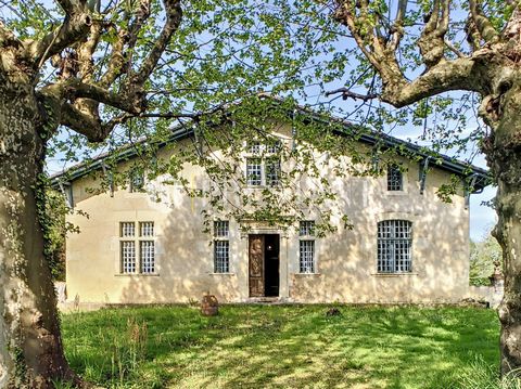 Exceptional character house dating from the 16th century in a charming village of Chalosse. Renovated and kept in the rules of the art, the house is of rare authenticity. Reassuring, both in its condition and its architecture and its many freestone e...