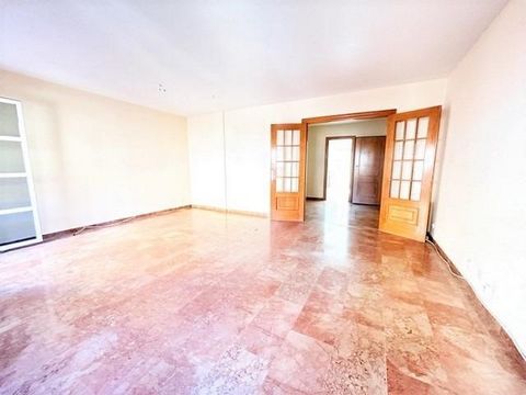 Corporación Inmobiliaria Lorca, sells this great apartment in the area of Avenida Juan Carlos I, located in one of the best areas of Lorca. It has a fantastic location with wonderful views of the Avenue. The house is in perfect condition to move into...