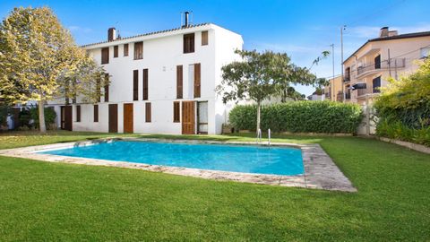 Beautiful house with pool and parking, very close to the beach of Llafranc. The house belongs to a development, with a communal pool and a pine forest where you will be able to enjoy peace and tranquility. The house is spread over 3 floors, with nume...
