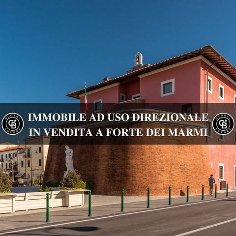 Amplia propiedad para uso de oficinas en la zona central de Forte dei Marmi. La propiedad se encuentra en excelentes condiciones y ha sido recientemente renovada, está dividida en diferentes espacios y tiene ventanas a la calle. Su ubicación muy cént...
