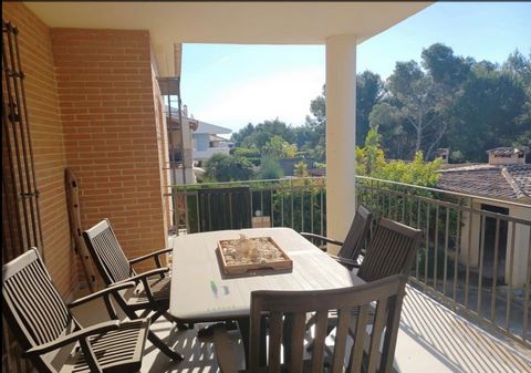 We present a villa of 520 sqm located in a residential area between Benidorm and La Nucia, in one of the best urbanizations called COBLANCA. This wonderful villa is only 5 minutes from all services. The house is distributed over 2 floors and a semi-b...