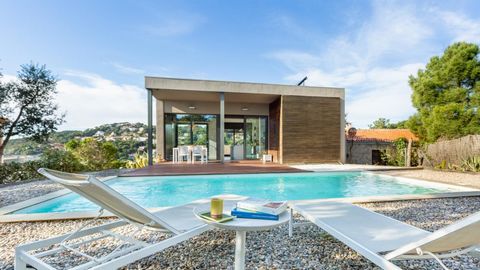 Schönes Haus mit privatem Pool und herrlichem Meerblick, in einer ruhigen Wohngegend gelegen, 3 km vom Strand von Canyelles, 5 km von Lloret del Mar und 10 km von Tossa del Mar, einer der schönsten Städte der Costa Brava. Das Haus verfügt über mehrer...