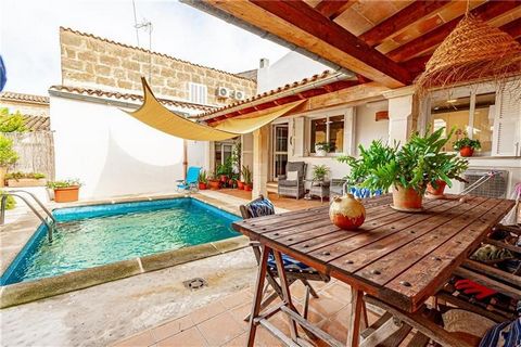 Townhouse with swimming pool. This wonderful house has an area of approximately 214m2, distributed on the ground floor with large entrance, living room with double height, high ceilings with exposed beams, fitted kitchen with island, access to the po...