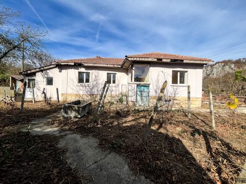 . Rural house with 3 bedrooms, 2 bathrooms near Dve Mogili, Ruse region IBG Real Estates offers for sale this property, situated in a well organized village, only 35 min drive to Ruse city and the border with Romania, close to the town of Dve Mogili,...