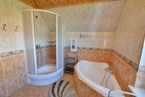 Pleasant location, in a quiet area, 600 m from the seaside beach. Just a few steps to the center of the resort, there are numerous restaurants, cafes and stalls selling seaside souvenirs. A large, comfortable holiday home with a sauna located on a fe...
