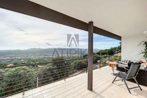 This home is built on a generous plot of 1394 m², with a construction of 256 m² spread over two floors. Its privileged location and orientation ensure an abundant influx of natural light and exceptional views. The house is divided into two floors. On...