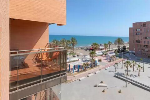 Bienvenido a este fantástico apartamento frente al mar y la playa de Málaga. Tiene capacidad para 6 personas. Después de pasar el día en la playa o paseando por la hermosa ciudad de Málaga, podrá relajarse y tomar una copa mientras admira la puesta d...