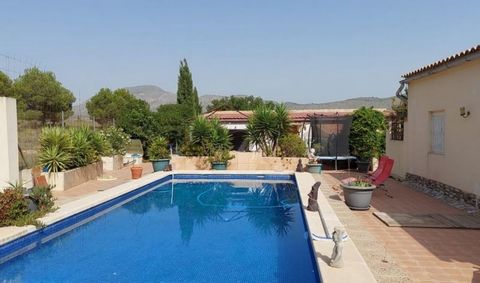 Beautiful Villa for sale in Hondon de las Nieves with guest house and private pool The main house has 148.36m2 in total, 3 bedrooms and 2 bathrooms, and the guest house has about 42m2 with a total of 2 bedrooms and 1 bathroom. It is on a 7500m2 plot ...