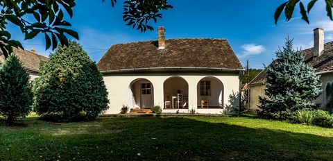 Bienvenue au village pittoresque de Helesfa. Ce petit village de 300 habitants est idéalement situé dans le sud de la Hongrie entre les villes historiques de Pécs (25km) et Szigetvár, dans les contreforts des montagnes Mecsek et les collines du Parc ...
