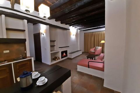 Stay in this authentic Andalusian apartment with an attractive interior and a magnificent view of the mountains. This place is perfect for a relaxing vacation with family or friends. With the Sierra Nevada about 40 km from the accommodation you can m...