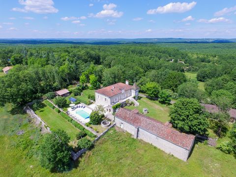 At the bend of a winding country road the Causse de Lalbenque, a long path then the entrance to the property which is marked by two white stone pillars. Accessible to the south - via the enclosed courtyard, the house has a facade with a dovecote, sym...