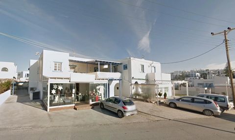 Het gebouw in Naoussa, Paros, is een indrukwekkend pand met een totale oppervlakte van 1200m², verdeeld over vier winkels en acht appartementen. Gebouwd in 1994 op een perceel van 1100m², omvat het gebouw een berging in de kelder, geschat op 500m². O...