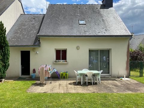 Maison composée au rez-de-chaussée d'une pièce de vie avec cuisine ouverte, un bureau, une salle d'eau et un wc séparé. À l'étage 2 grandes chambres et une salle de bains avec wc. Garage attenant à la maison. Cette maison bénéficie d'un jardin exposé...