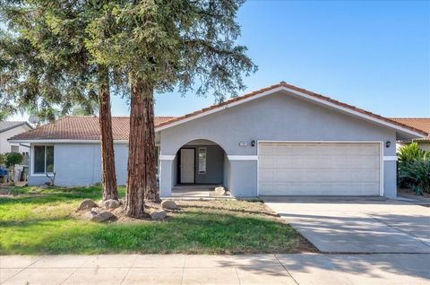 Charming 3 Bedroom 1.75 Bath, Home Located in the Beautiful Town of Clovis! Great School District, Nestled in a Quiet Neighborhood. Newly Remodeled, this Spanish-Styled HomeFeatures Laminate Flooring and Updated Kitchen/Bathrooms with Granite Counter...