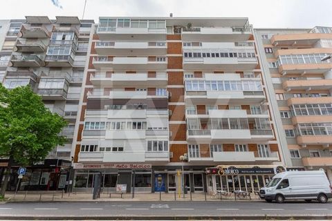 Located in one of the most prestigious and prosperous areas of Lisbon, on Av. Columbano Bordalo Pinheiro, this T5 apartment to be renovated could be the apartment you are looking for. It currently has 6 rooms, living room, 5 bedrooms, 2 bathrooms, a ...