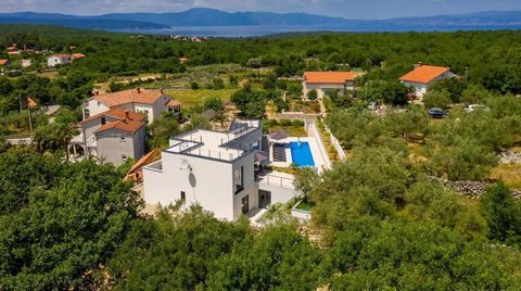 Villa à Bajčići, île de Krk, avec vue sur la mer ! Cette villa moderne, achevée en 2020, offre 163 m². d'espace et 1150 m². de territoire. Cette villa unique est située dans un excellent microlocation dans une partie calme de l'île de Krk, mais proch...