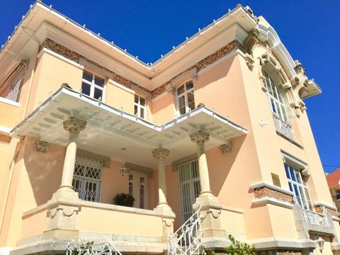 House in a palace, in the heart of Monte Estoril, next to Jardim dos Passarinhos, 2 minutes walk from the beach, the seawall and the train station. Area with street commerce (pastry shop, restaurants, supermarket, bank, pharmacy, schools). Mansion wi...