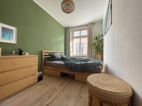 Moderne und schön eingerichtete Wohnung zur Untermiete (Zeitfenster flexibel ab 2 Monate bis 12 Monate oder mehr). Die zentral gelegene Wohnung besticht durch geschmackvolle Einrichtung und eine komplett ausgestattete Küche mit stylischem Retro Kühls...