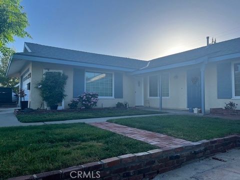 Spacious single family pool home with lots of upgraded features and large yard. Located in a convenient Lake Forest location. 15 minutes to Laguna Beach, 10 minutes to Irvine, 20 minutes to John Wayne Airport. Updated features include: roof, HVAC, wi...