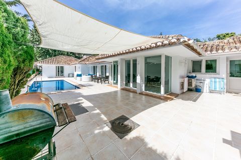Can you imagine living in a Luxury Villa that was Archaeological Heritage of Benalmadena?Such a connection between nature and architecture has an author at the height of his work, the architect of this spectacular villa is Robert Mosher, one of the m...