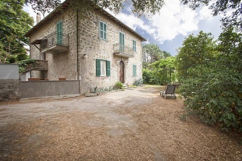 In einer historischen Villa mit großem Garten in San Martino al Cimino Diese 110 m² große Lösung im Erdgeschoss befindet sich in privater Lage, aber ganz in der Nähe des Dorfzentrums von San Martino al Cimino und ist von einem 800 m² großen Garten um...