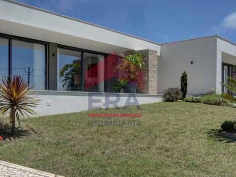 Moradia T4, térrea e isolada, em Usseira - Óbidos. Composta por sala de estar e jantar com 47,50m2, cozinha, lavandaria, casa de banho de serviço, 4 quartos e mais 2 casas de banho completas e ainda um closet de 10m2. Com varanda e terraço com vista ...