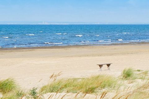 Bienvenue dans une idylle estivale suédoise classique, une maison rouge avec des nœuds blancs à distance de marche de la mer, à seulement 1 km. Ici, vous pouvez vivre confortablement avec une grande pelouse pour jouer et passer des journées tranquill...