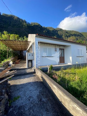 Haus in Fajã das Almas, Gemeinde der Herden, bestehend aus einer Küche, einem Badezimmer, einer Speisekammer und zwei Schlafzimmern. Seine abgelegene Lage ermöglicht Ruhe und Frieden inmitten der Natur und die Möglichkeit, die Nähe zum Meer zu genieß...