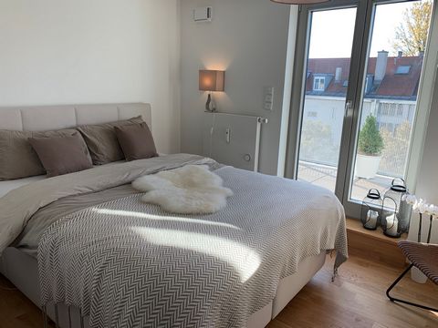 Liebevoll-stylish eingerichtete 2 Zimmer 80qm Wohnung, mit großem Tageslichtbad, komfortablem Boxspring Designer Bett und großer Loft-Küche. Genießt den Sonnenuntergang auf einer der 2 Dachterrassen. Perfekt als Business Apartment oder für ein Paar g...