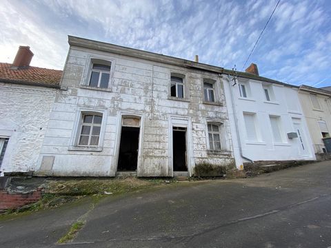 Het Tigre Jeumont Agentschap ... , Uw adviseur Véronique Dubois ... biedt aan Klusjesman of Investeerder dit huis van ongeveer 80 m2 aan om volledig te renoveren, Het heeft 3 kamers op de begane grond, Boven een overloop en Twee slaapkamers en een in...