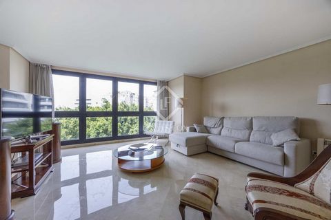 The apartment is located in an emblematic building with 24-hour security and concierge service. The property has a total of 224m distributed in a large dining room living room with three areas, the sofa area and Smart TV, a dining area with a table f...