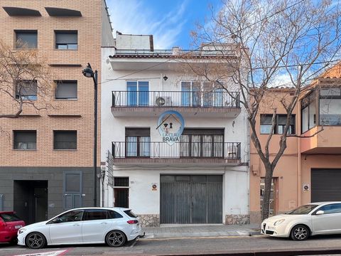 We presenteren een uitzonderlijke kans in de Rufo-straat in Sant Feliu de Guíxols: een woongebouw met onbeperkte mogelijkheden. Deze woning valt op door zijn degelijkheid en representatieve vormgeving uit 1979, en herbergt twee ruime woningen. Elk ni...