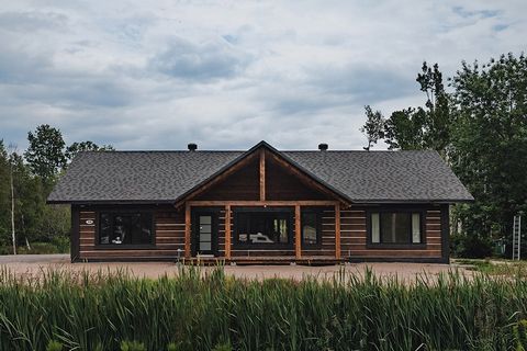 Prächtige und einzigartige Residenz Stück für Stück mit Liebe zum Detail gebaut. Authentisch und warm mit seinen geräumigen Zimmern und seinem offenen Konzept mit Kathedralendecken. Diese große Residenz hat eine Fläche von 30 Fuß x 58 Fuß, die alle ü...