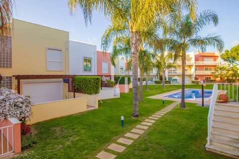 Located in Loulé. 1st floor with a large private balcony with pool view, equipped with loungers, table and chairs, ideal to enjoy the sunny days and warm nights. Free access to the pool for a relaxing swimming. Modern decoration, air conditioning in ...