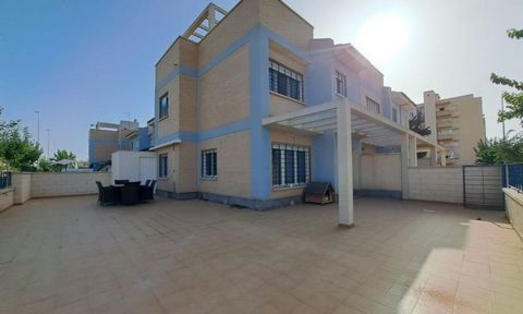 Semi Detached Villa with a 120m2 plot in El Mojon just 200 meters from the Beach Large home divided into 3 floors, it has 4 bedrooms, 2 bathrooms, separate kitchen, gallery, Private Soliarium and a Large Corner Garden. Housing is ideal to live all ye...