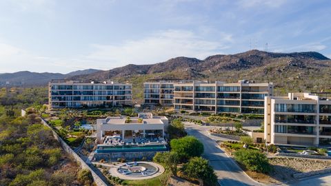 Entdecken Sie wahres Luxuswohnen mit dieser exklusiven Wohnung mit einem Schlafzimmer und Blick auf das Meer. Diese Immobilie befindet sich in Cabo San Lucas in einer High-End-Wohnanlage mit unvergleichlichem Panoramablick auf den ikonischen Bogen, d...